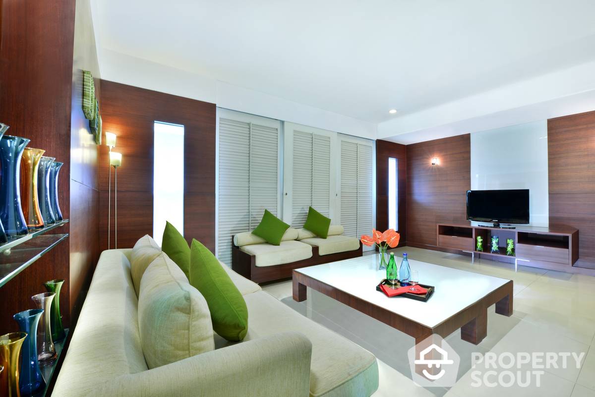 Large 1-BR Serviced Apt.