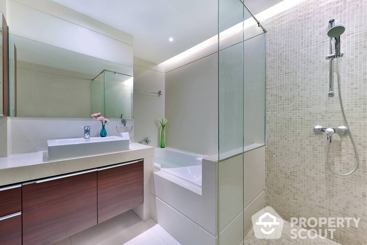 Large 1-BR Serviced Apt.