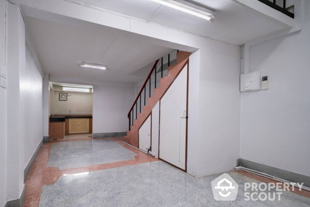 Spacious 3-BR Townhouse