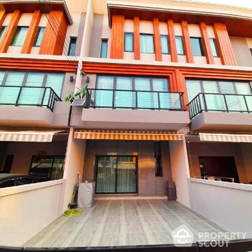 Contemporary 4-BR Townhouse