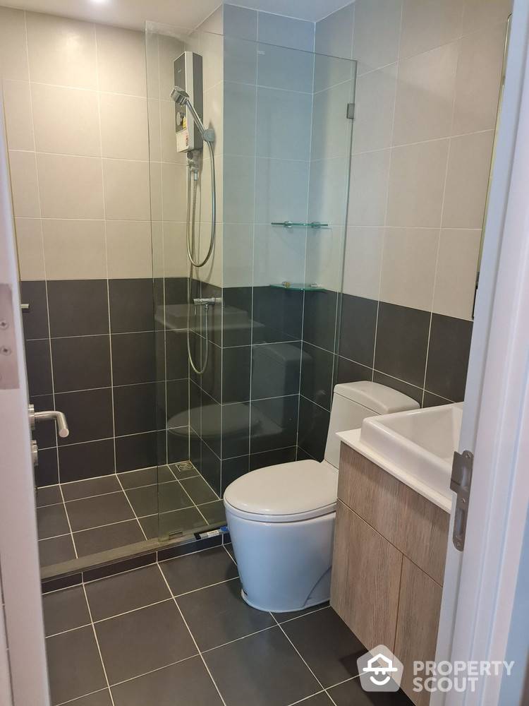 Modern 2-BR Condo at Ideo Mobi Charan Interchange