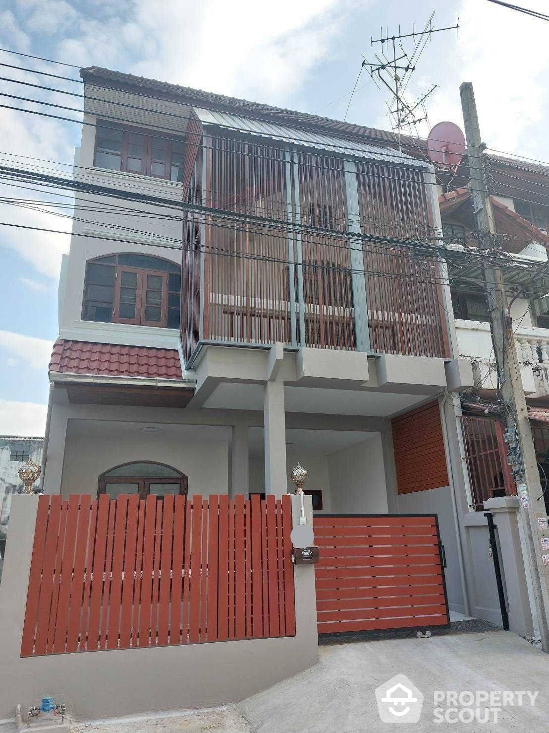 Modern 4-BR House at Muban Piti