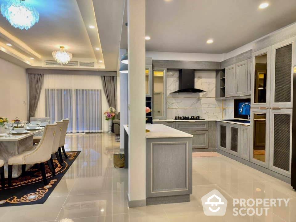 Large 5-BR Villa
