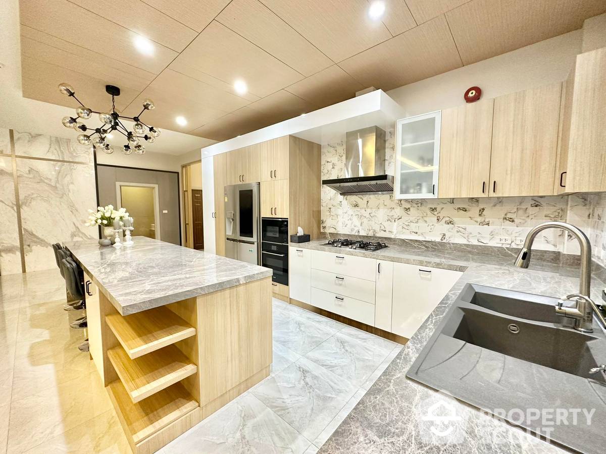 Spacious 6-BR House