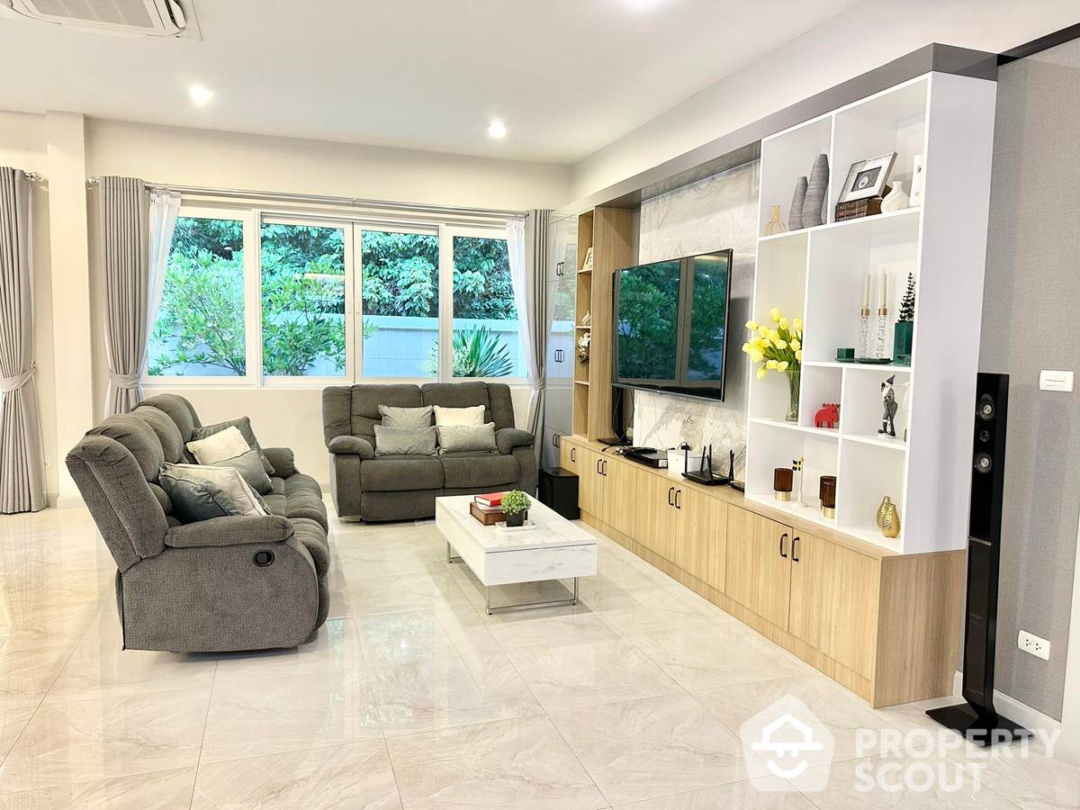Spacious 6-BR House