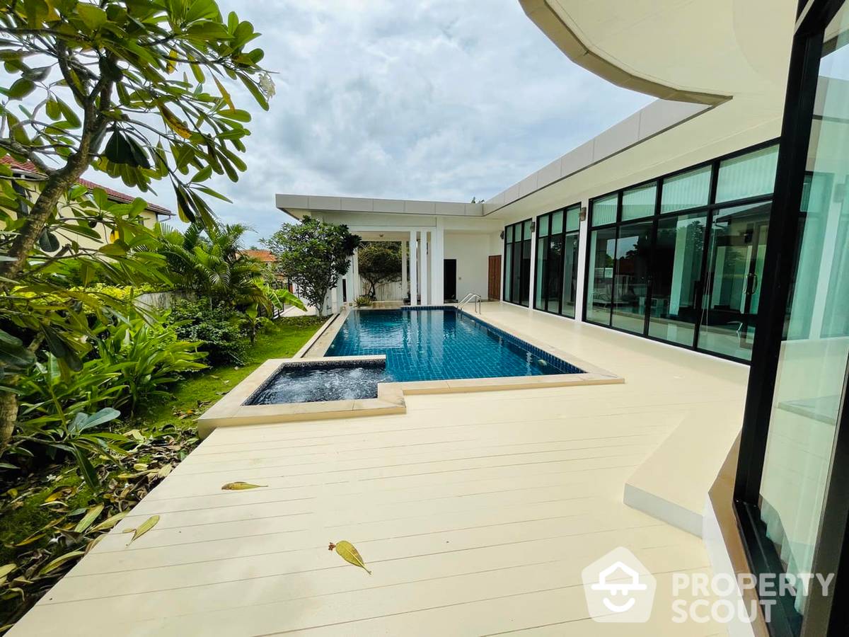 Large 3-BR Villa