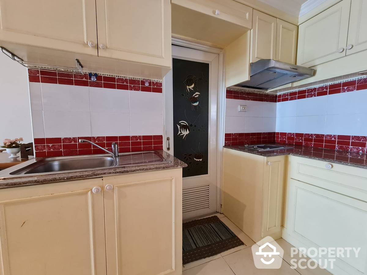Large 6-BR Serviced Apt.