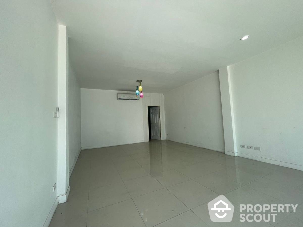 Large 4-BR Townhouse
