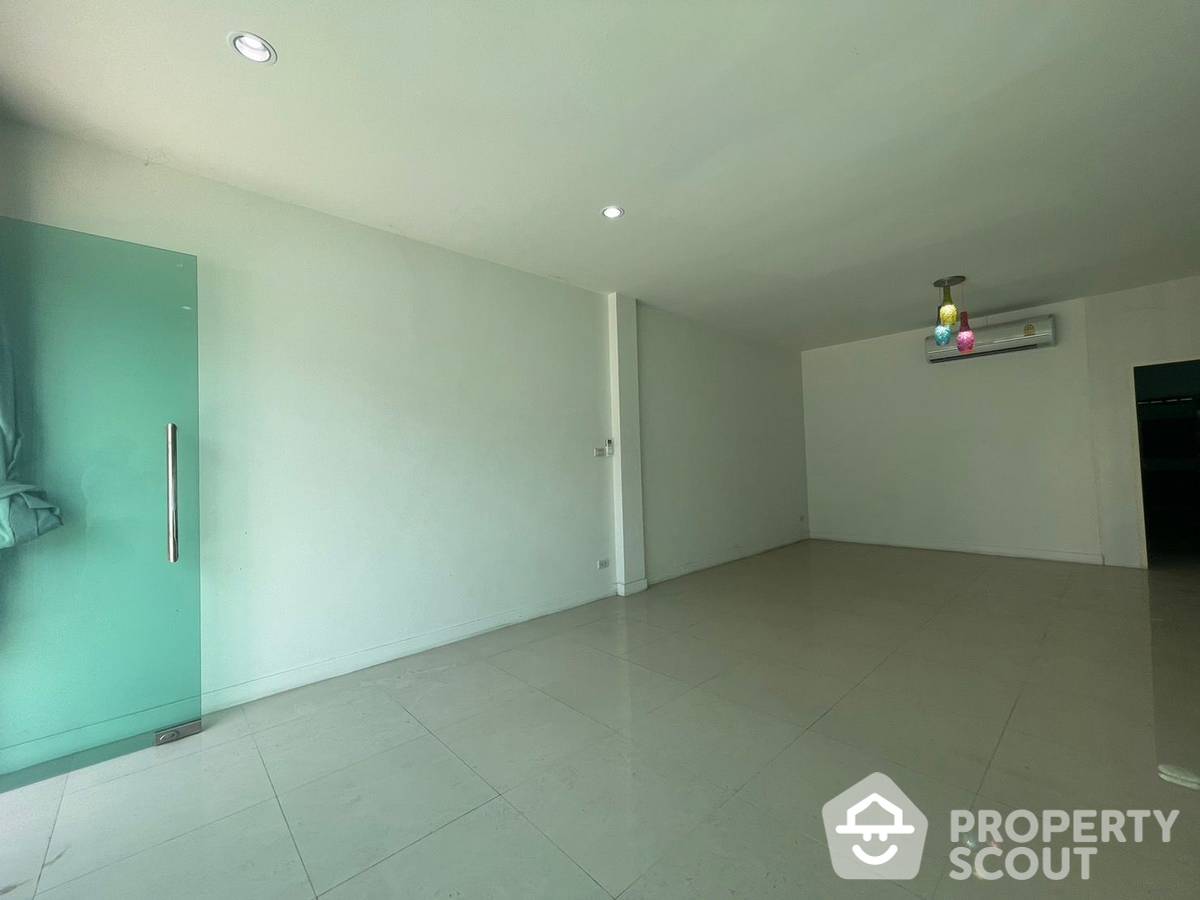 Large 4-BR Townhouse
