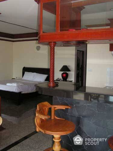Spacious 1-BR Serviced Apt.