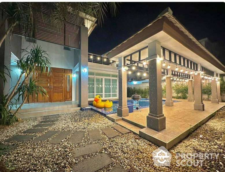 Large 4-BR House at Sea Breeze Pool Villa