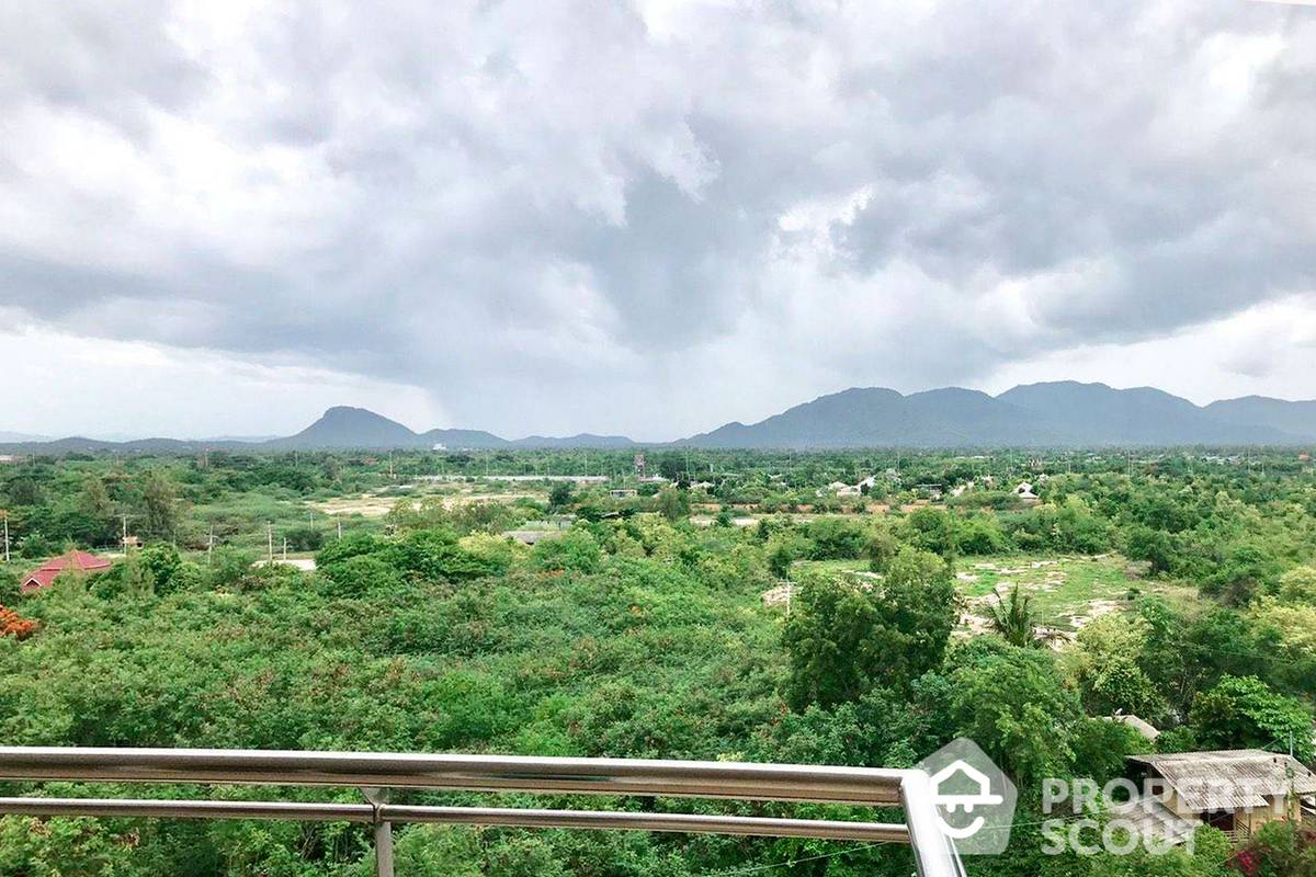 Spacious 2-BR Condo at Baan Hansa Condo