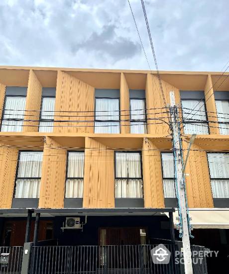 Large 2-BR Townhouse at Plume Watcharaphon-Ekkamai