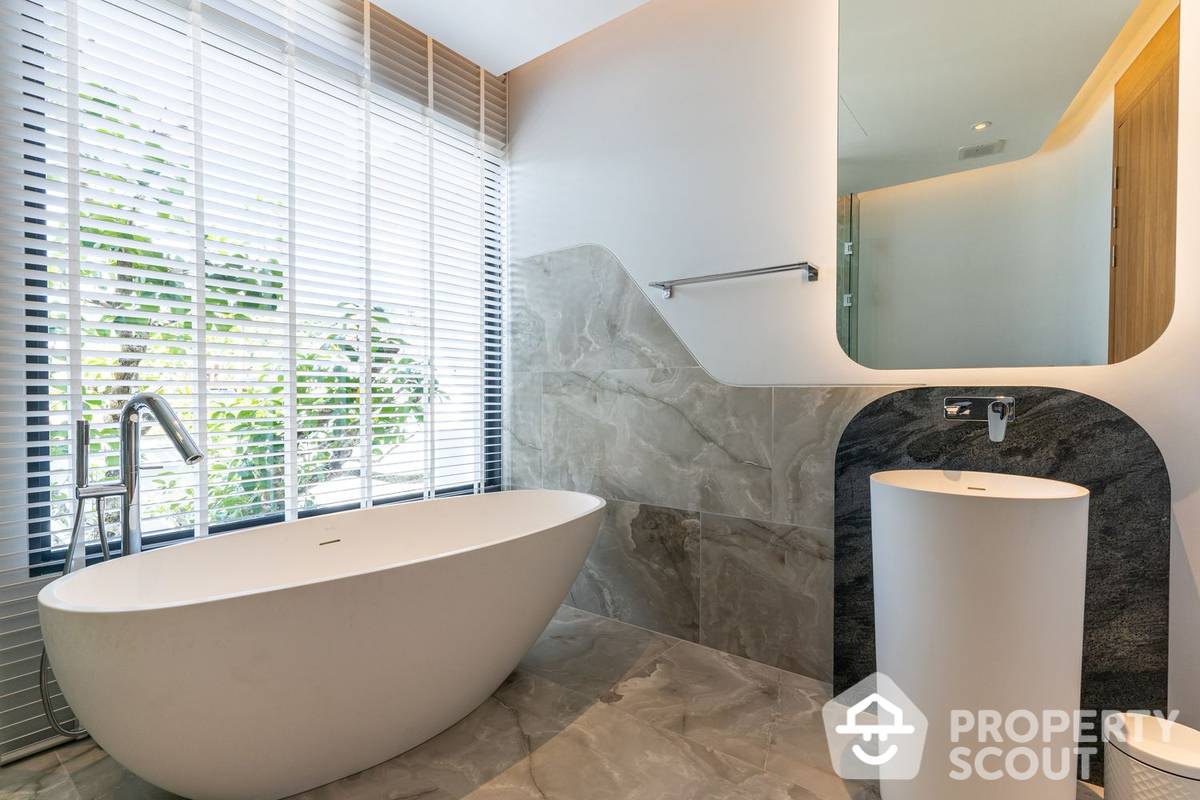 Modern 5-BR Villa at Botanica Sky Valley