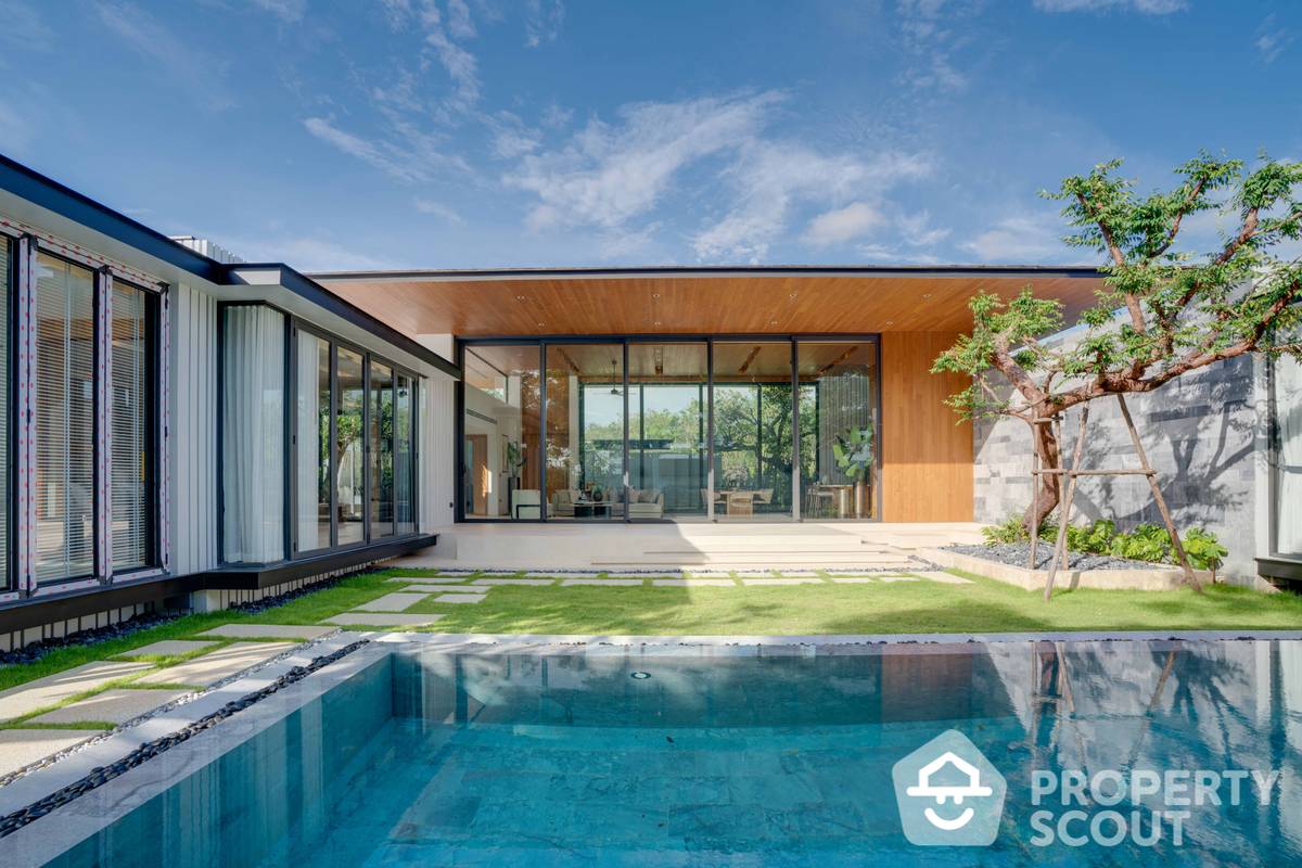 Novel 4-BR Villa at Botanica Forestique