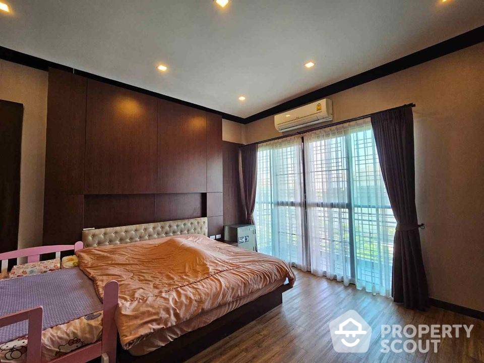 Large 3-BR Townhouse at Nakarasarp Village