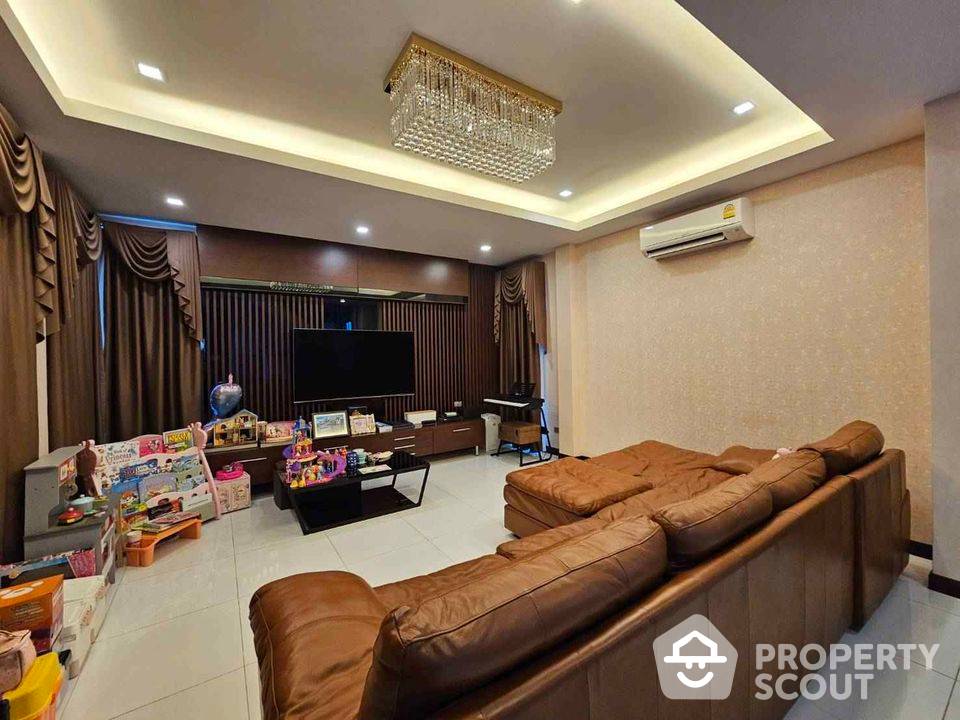 Large 3-BR Townhouse at Nakarasarp Village
