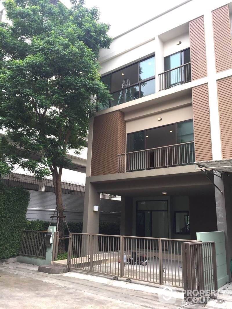Spacious 3-BR Townhouse