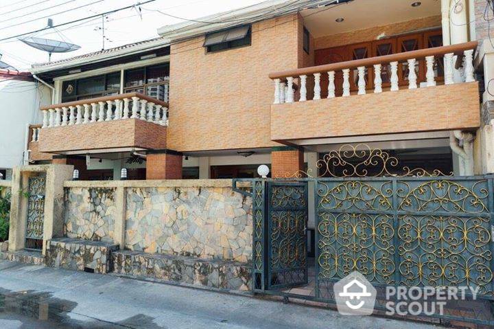 Large 6-BR House at House Of Sukumvit 26
