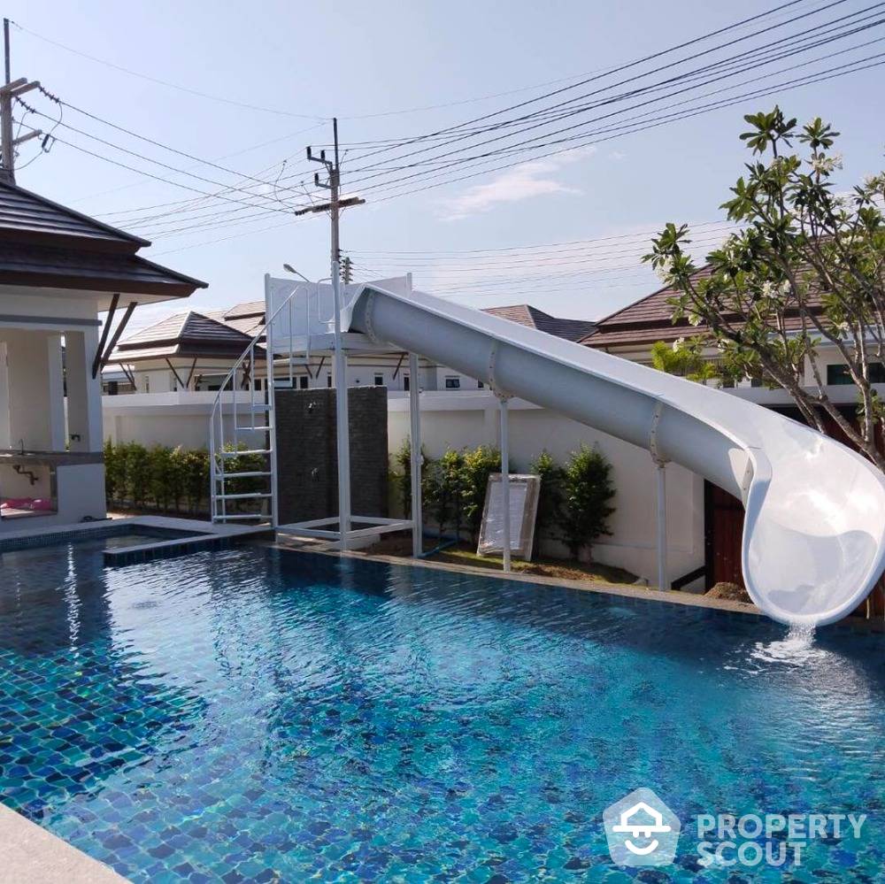 Spacious 6-BR House