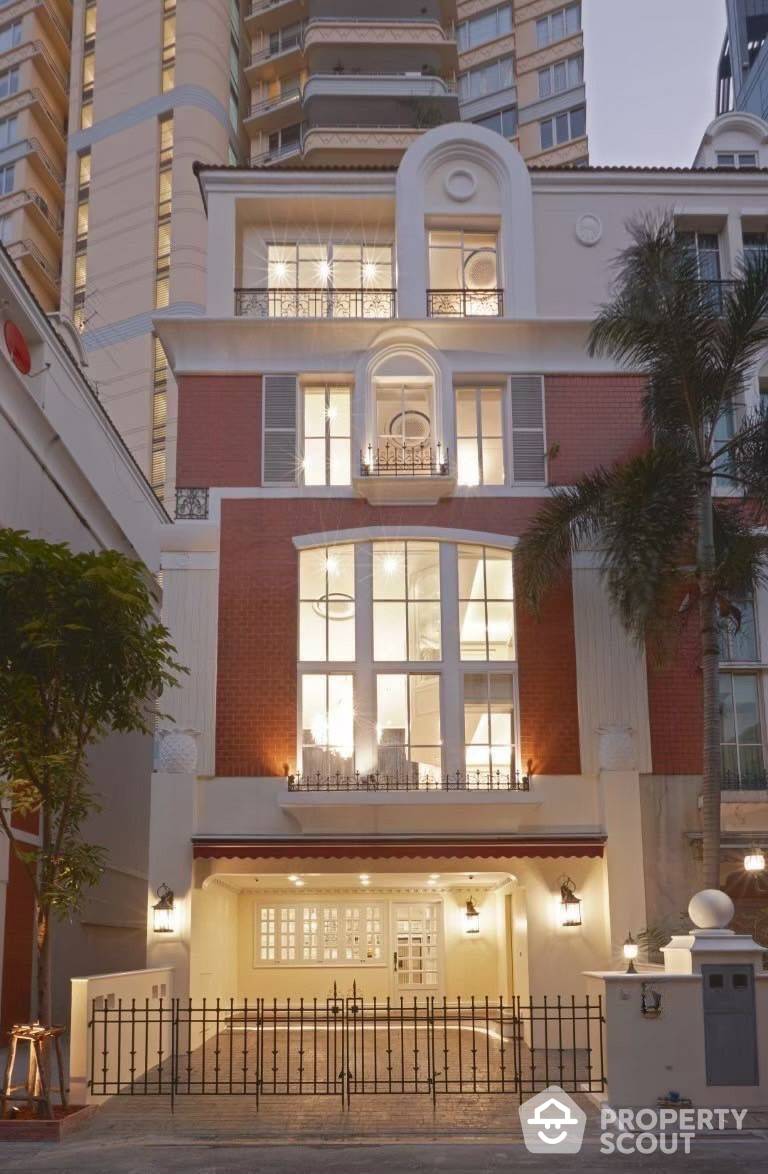 Novel 4-BR Townhouse at Baan Klang Krung Thonglor