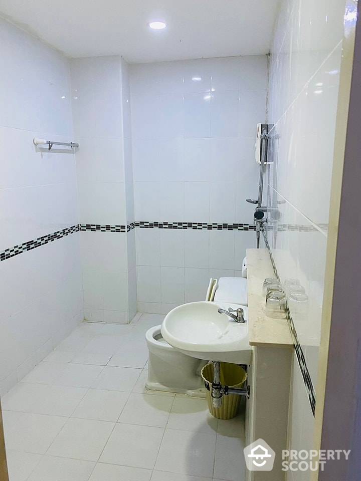 Large 4-BR Townhouse