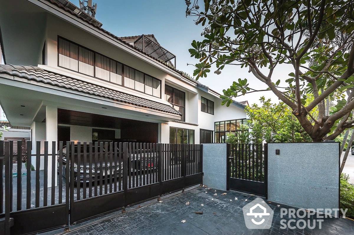 Spacious 4-BR House at Luxury Detached House In Tonglor