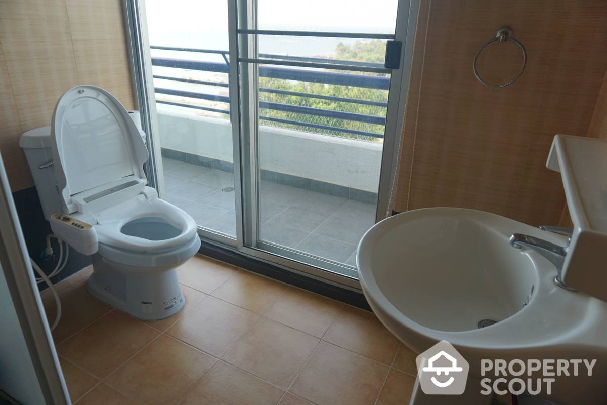 Large 2-BR Condo at Rama Harbour View Condominium