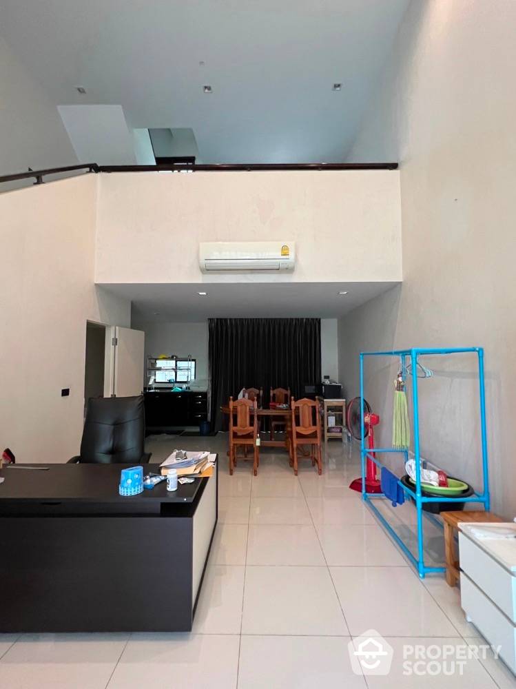 Spacious 3-BR Townhouse