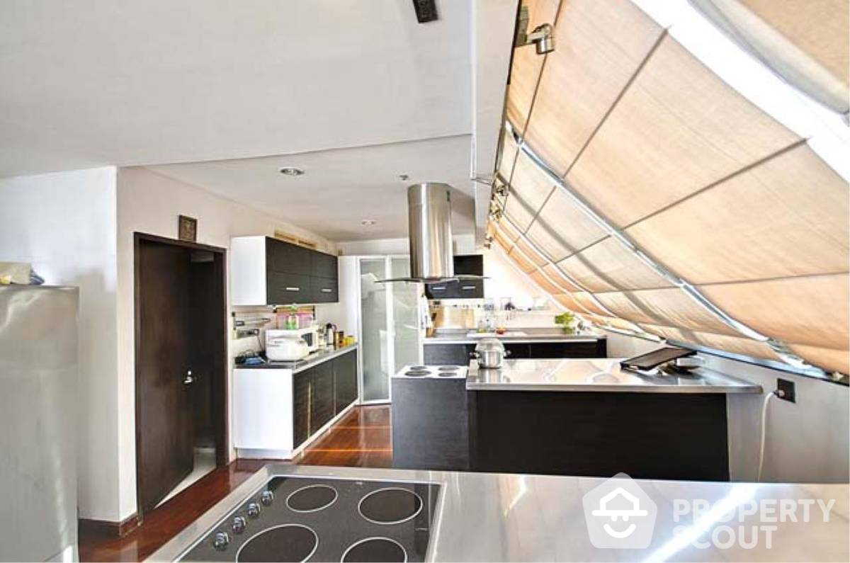 Spacious 6-BR Condo at Moon Tower Condominium