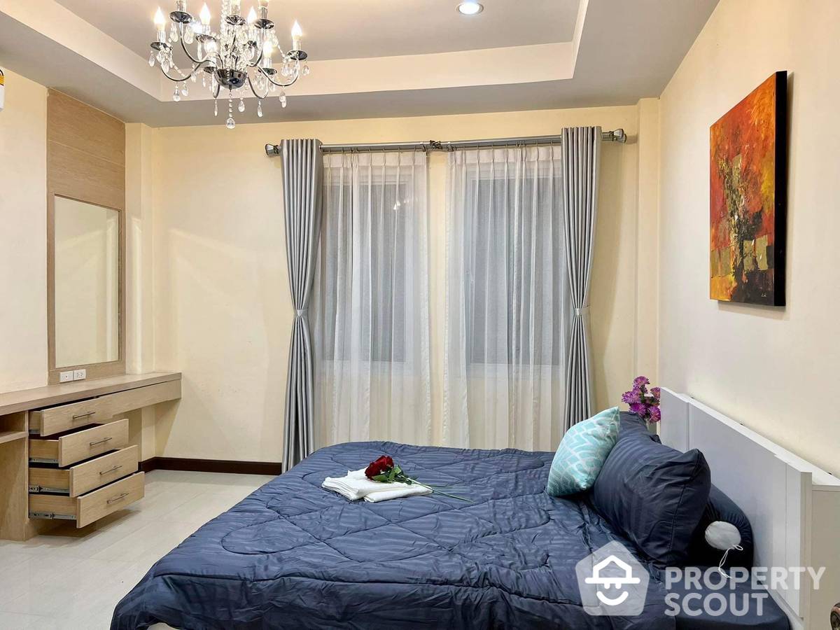Large 4-BR Villa