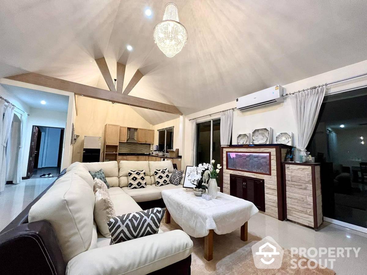 Large 4-BR Villa