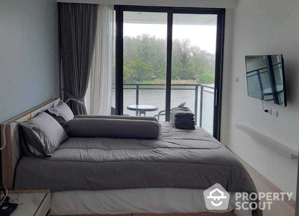 Contemporary 3-BR Serviced Apt.