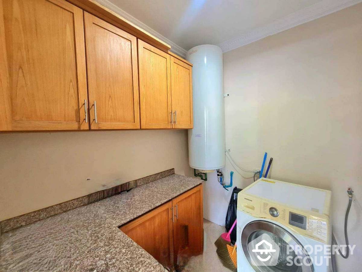 Large 6-BR Villa