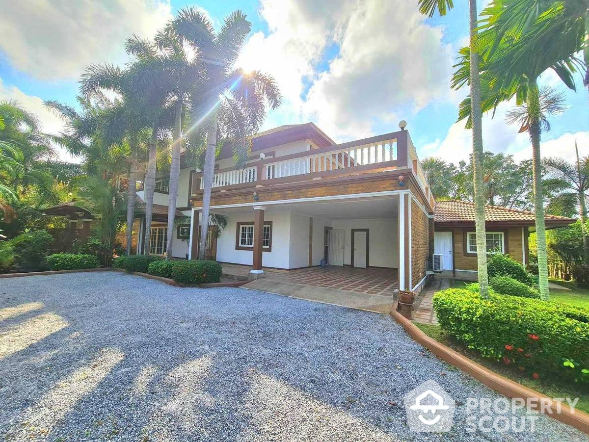 Large 6-BR Villa