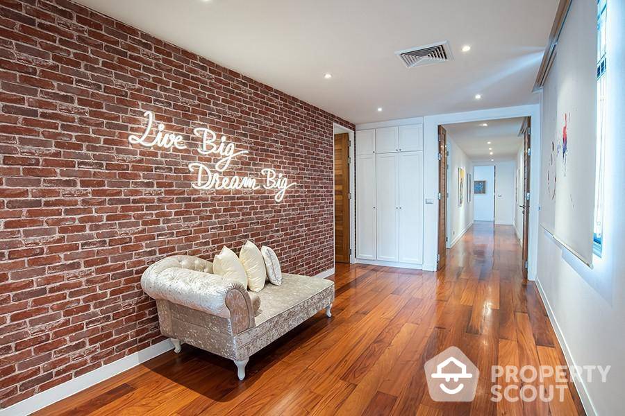 Large 6-BR Penthouse