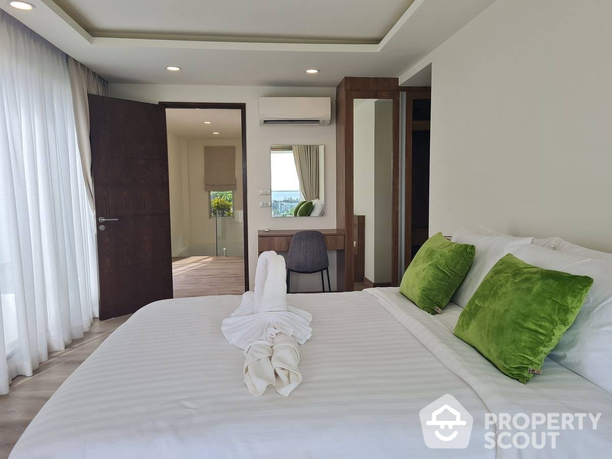 Spacious 3-BR Townhouse