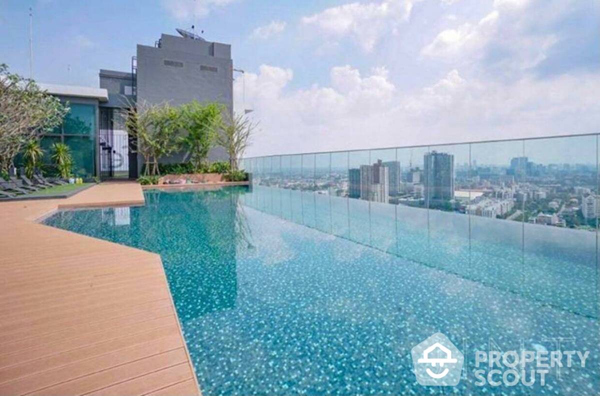 Amazing High Rise 1-BR Condo at Life Sukhumvit 48