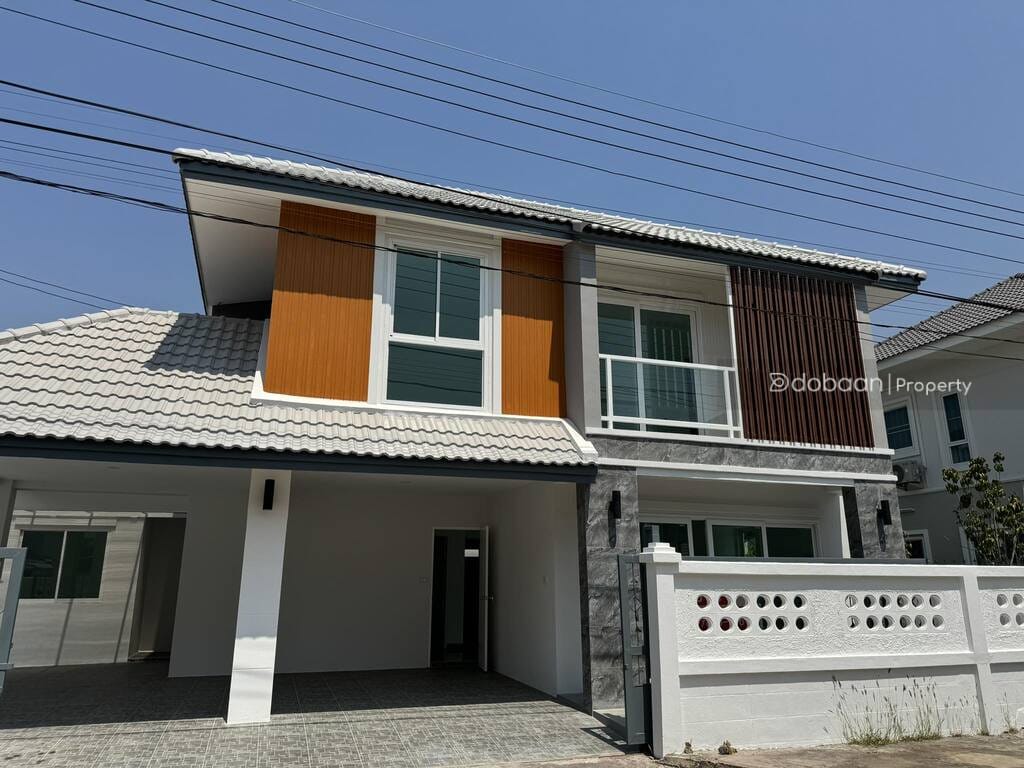 บ้านเดี่ยว 2 ชั้น 4 ห้องนอน 3 ห้องน้ำ ตั้งอยู่ในย่านชานเมือง ใกล้เซ็นทรัลเฟสติวัล เชียงใหม่.