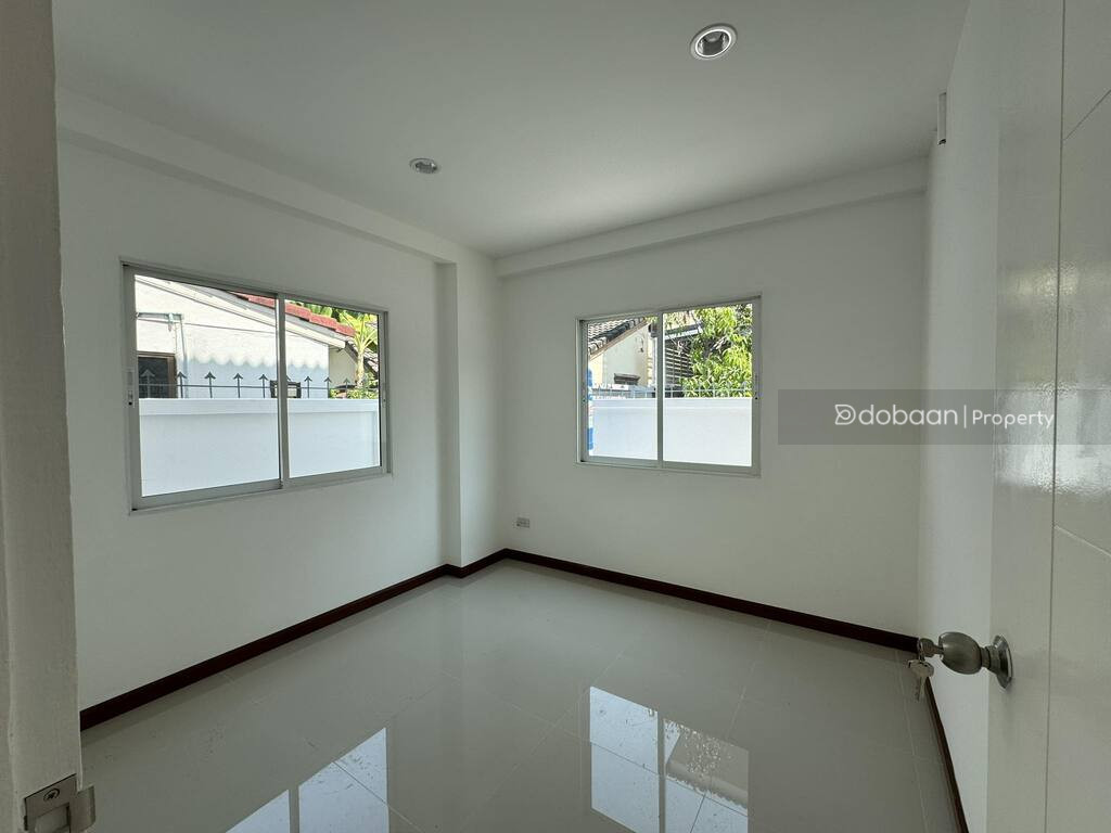 บ้านเดี่ยว 2 ชั้น 4 ห้องนอน 3 ห้องน้ำ ตั้งอยู่ในย่านชานเมือง ใกล้เซ็นทรัลเฟสติวัล เชียงใหม่.