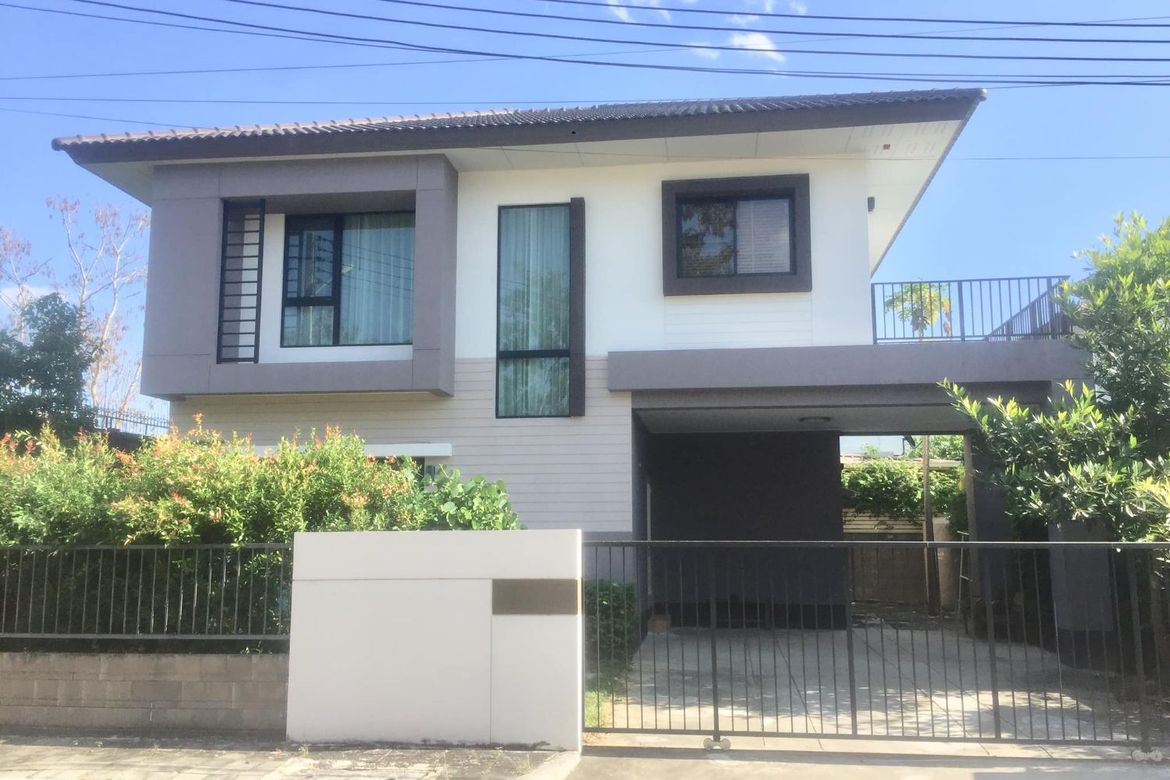 For Sale/Rent . Near Ruamchok Intersection, City Hall, can travel in many directions.