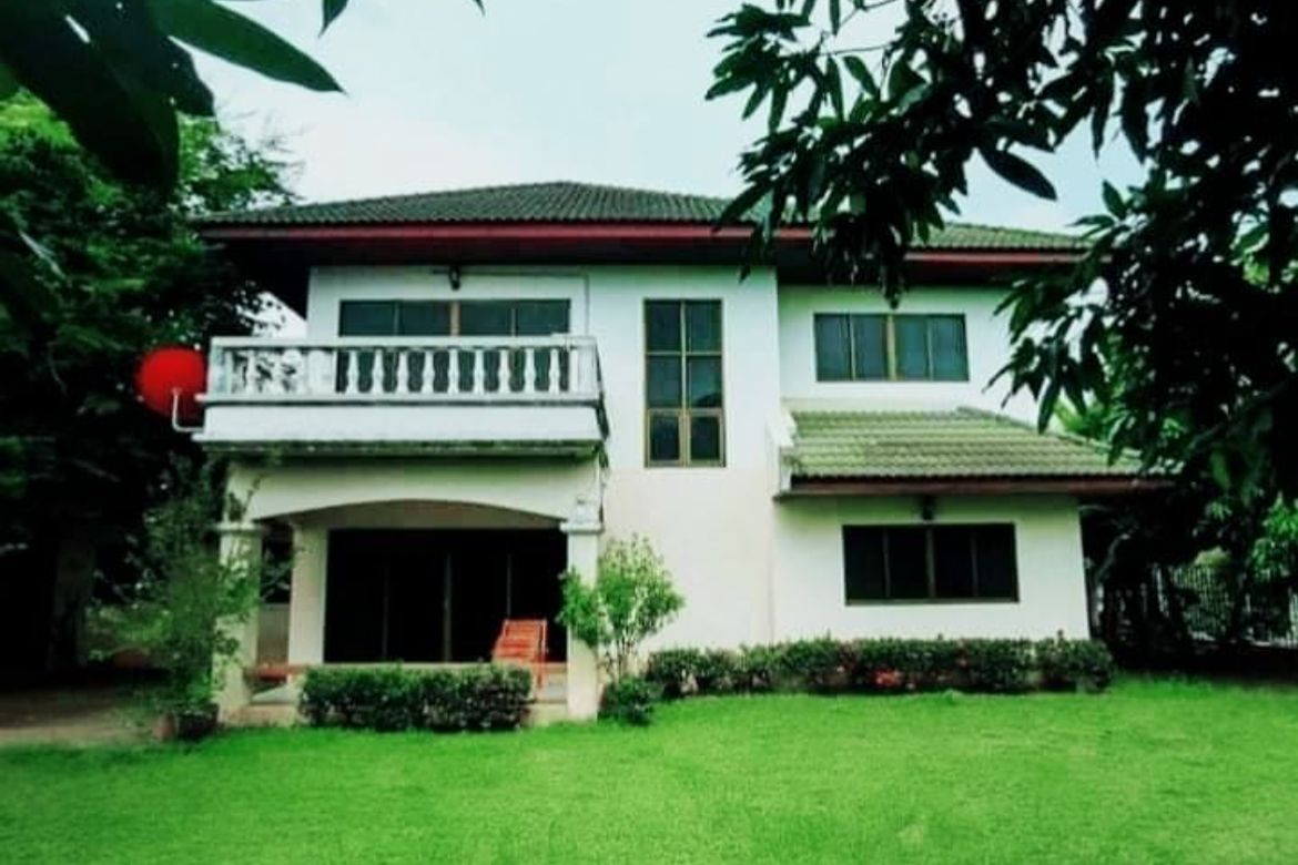 ขายบ้านเดี่ยว 2 ชั้น บ้านสวย ร่มรื่น ที่ดินกว้าง มีสนามหญ้าหน้าบ้าน