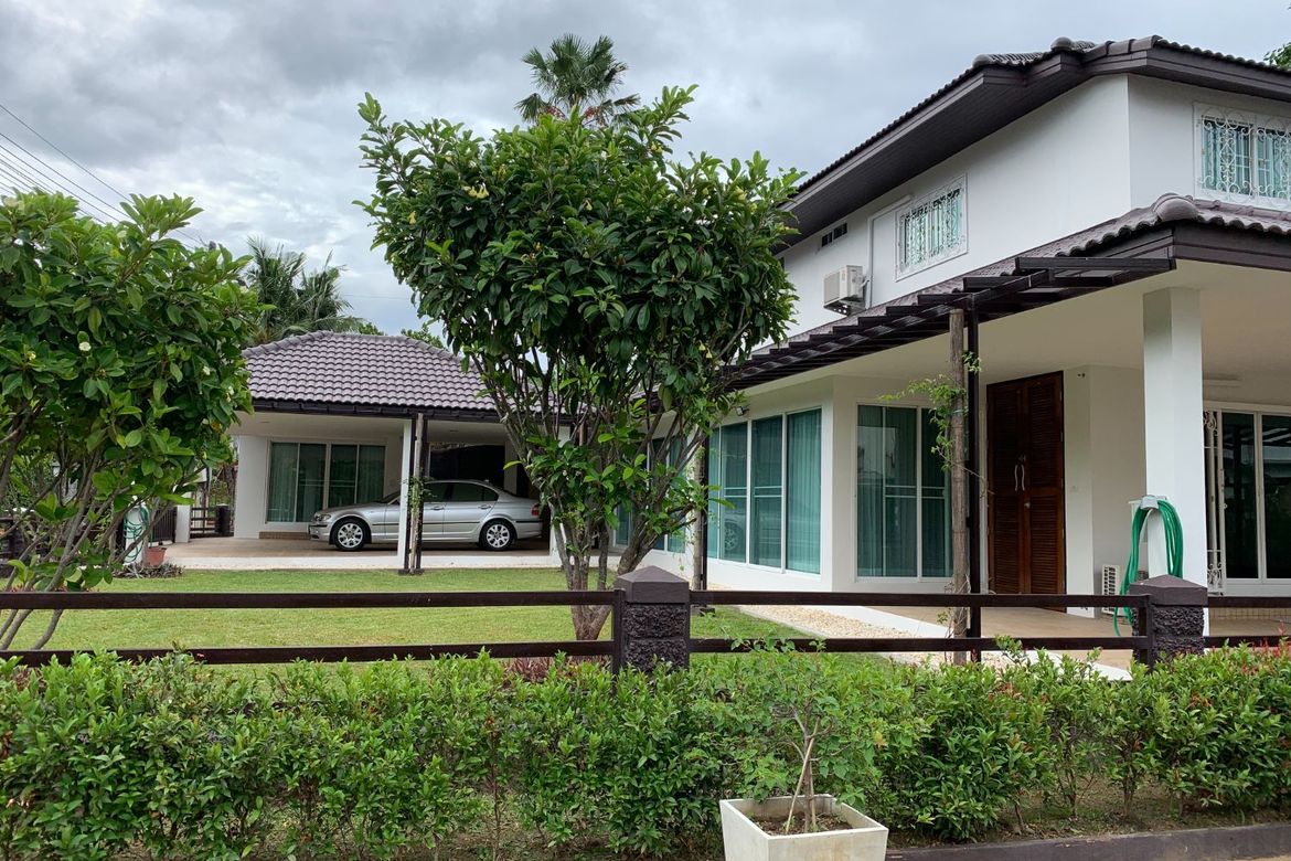 บ้านตั้งอยู่ในหมู่บ้านอิงดอย ใกล้เมือง เดินทางเข้า-ออกเมืองได้สะดวก