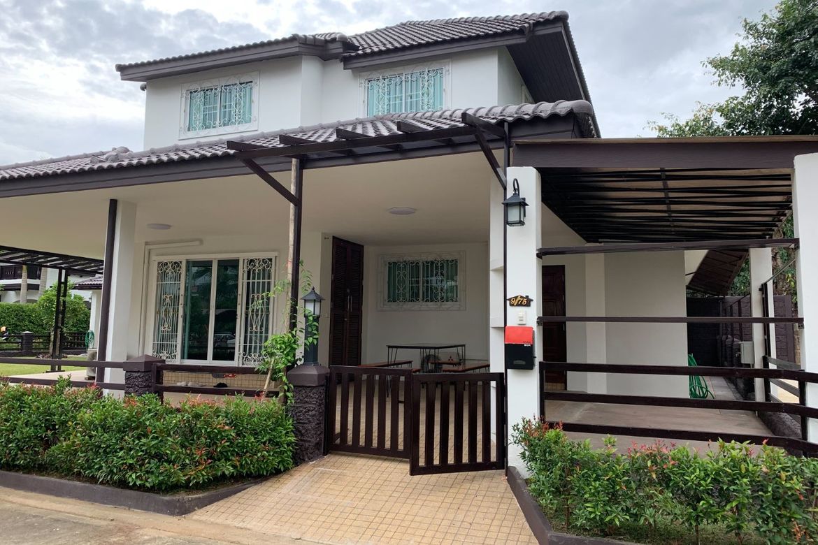 บ้านตั้งอยู่ในหมู่บ้านอิงดอย ใกล้เมือง เดินทางเข้า-ออกเมืองได้สะดวก