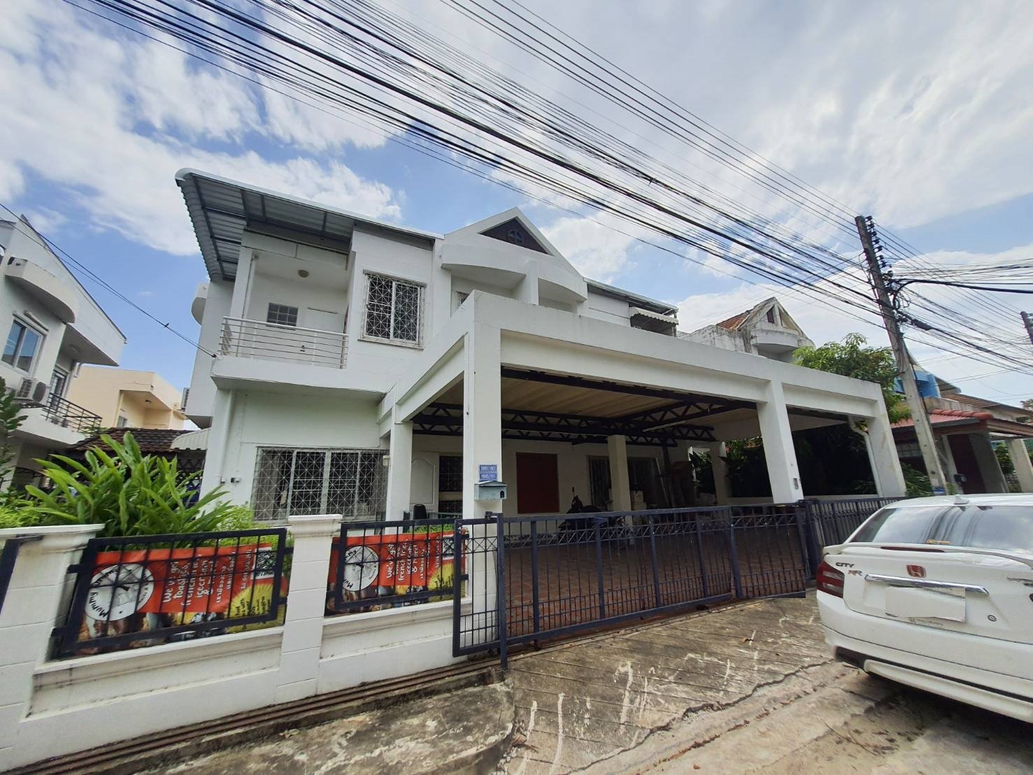 บ้านเดี่ยว 2 ชั้นในสไตล์ร่วมสมัย