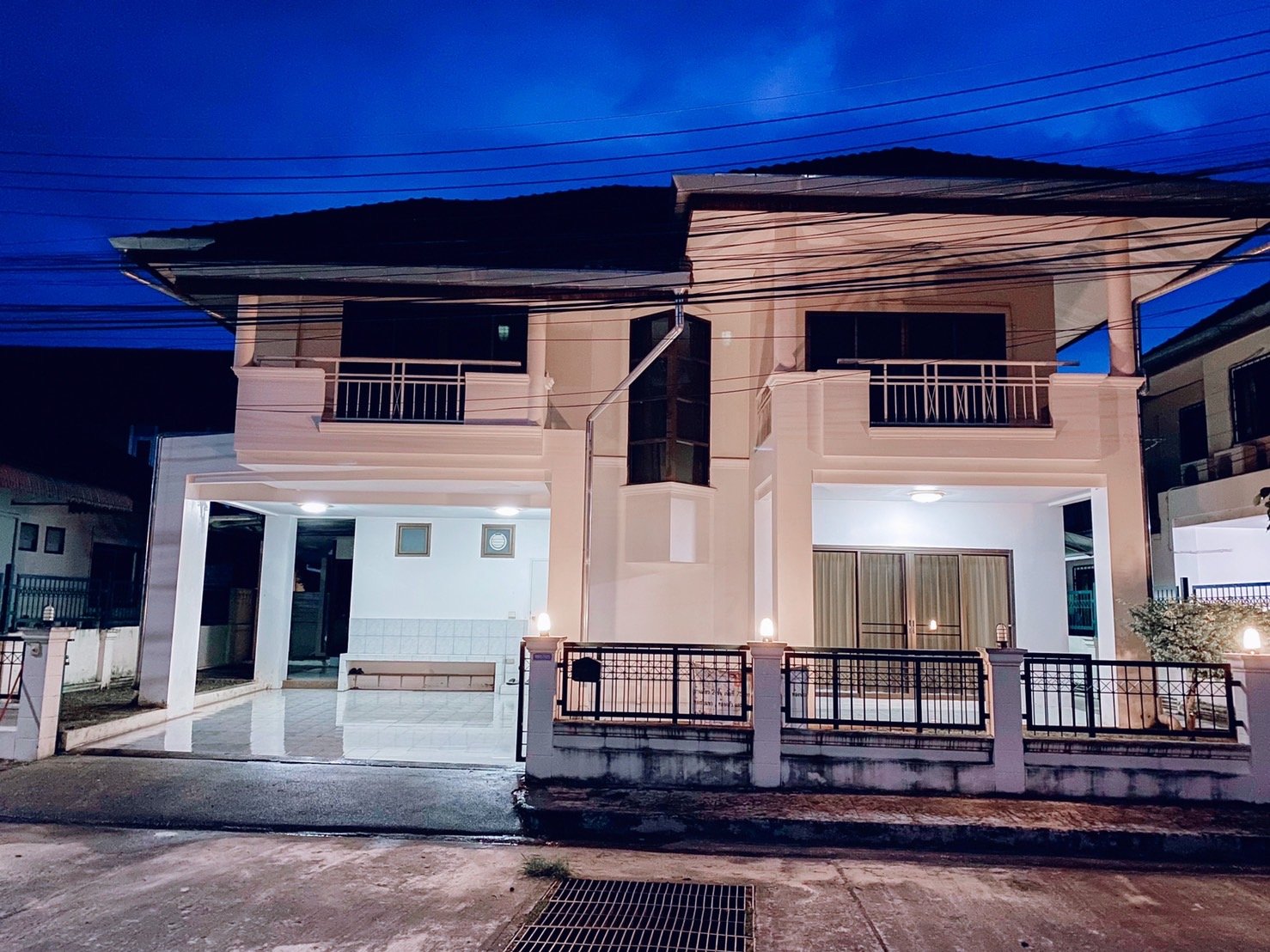 บ้านเดี่ยว 2 ชั้น สไตล์โมเดิร์นร่วมสมัย 3 ห้องนอน 3 ห้องน้ำ