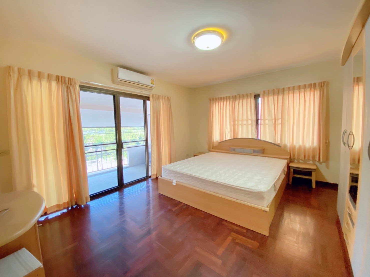 บ้านเดี่ยว 2 ชั้น สไตล์โมเดิร์นร่วมสมัย 3 ห้องนอน 3 ห้องน้ำ