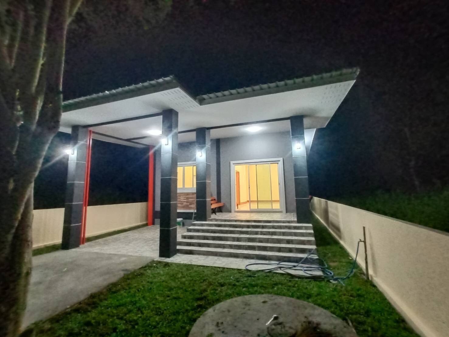 บ้านชั้นเดียวสไตล์โมเดิร์น 2 ห้องนอน 2 ห้องน้ำ