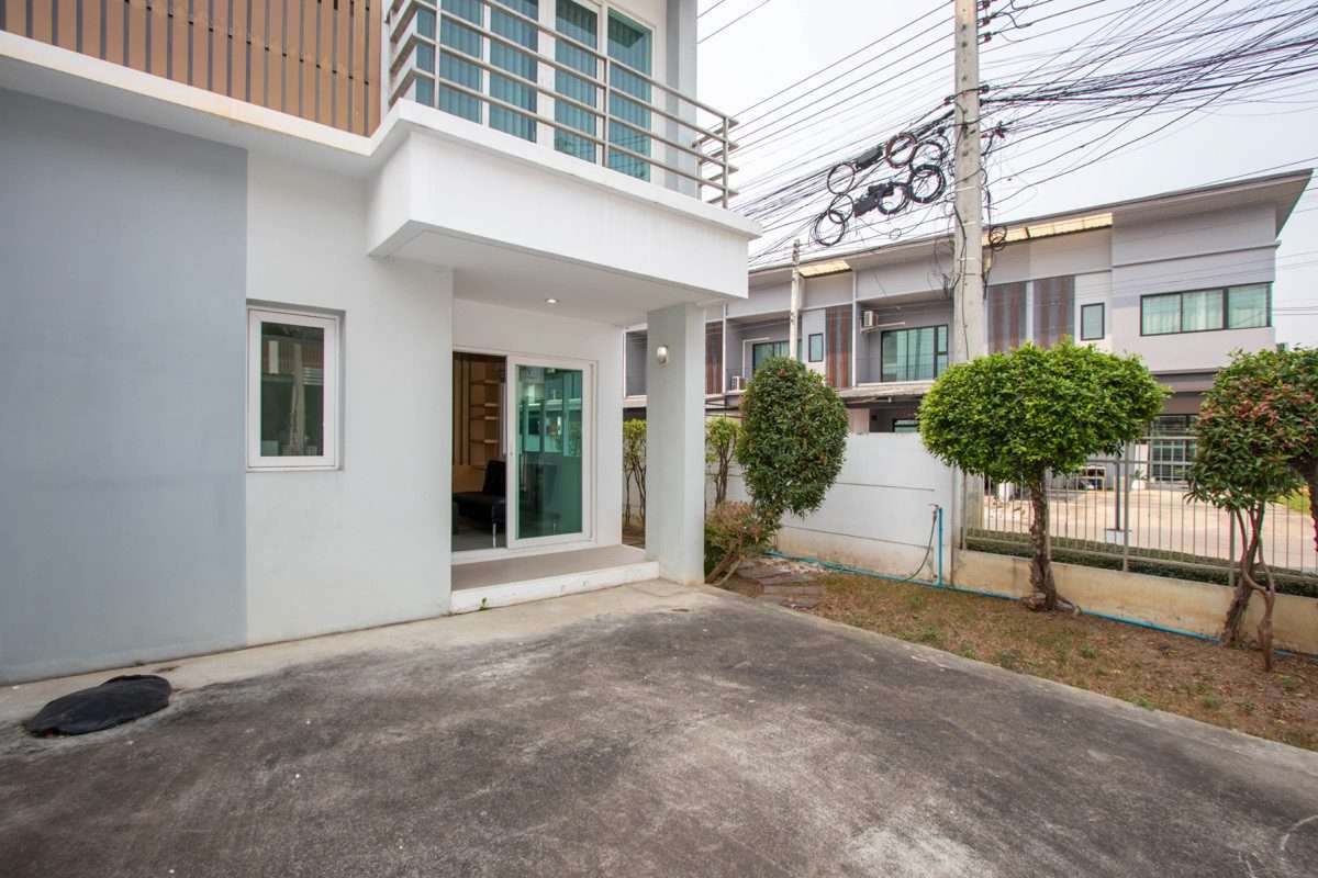 ขายทาวน์เฮาส์มีสไตล์ 3 ห้องนอนในโครงการ Urbana+3 ท่าศาลา
