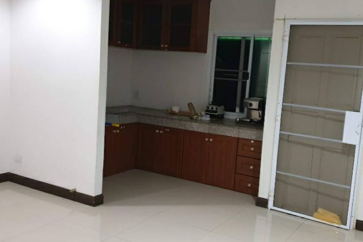 ขายและให้เช่าทาวน์เฮ้าส์ 3 ห้องนอน ใกล้นิมมาน